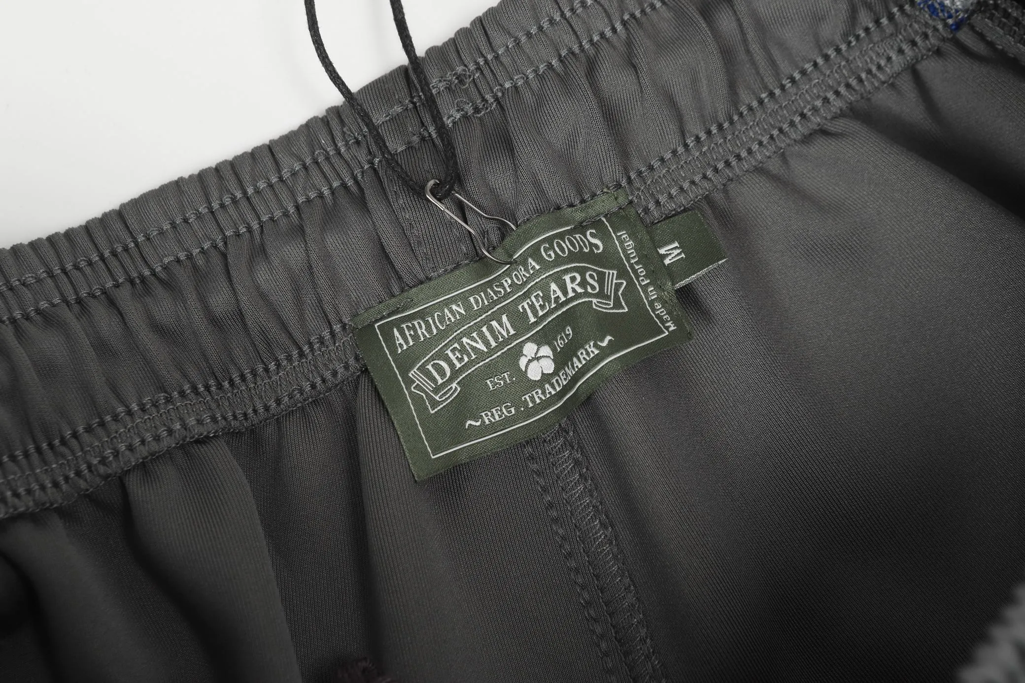 P140 8808# DENIM TEARS Kapok European and American trendy brand high-quality air layer casual pants suit. Fabric weighs 320 grams. Threads are customized and dyed in the same color. Color Gray Green Size S-XL